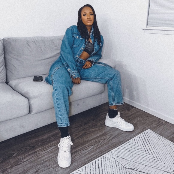 PrettyLittleThing Mid Wash Cinched Waist Long
Sleeve Denim Dress - Picture 2 of 3